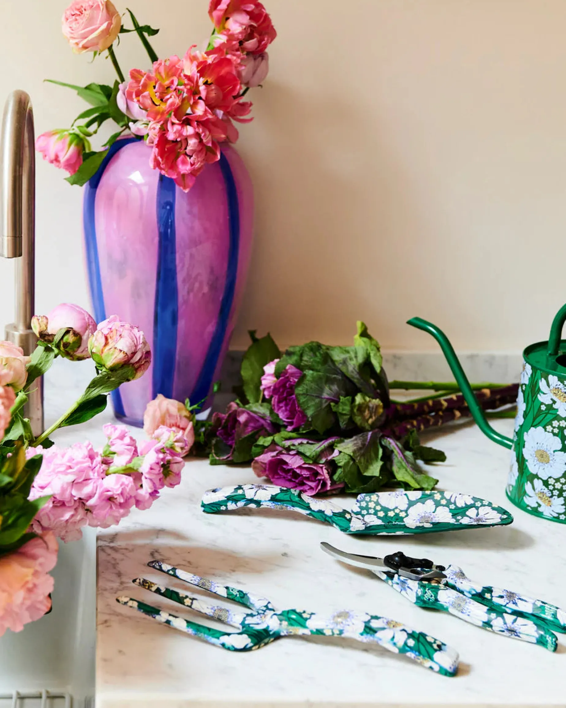 KIP & CO Garden & Glove Set TUMBLING FLOWERS