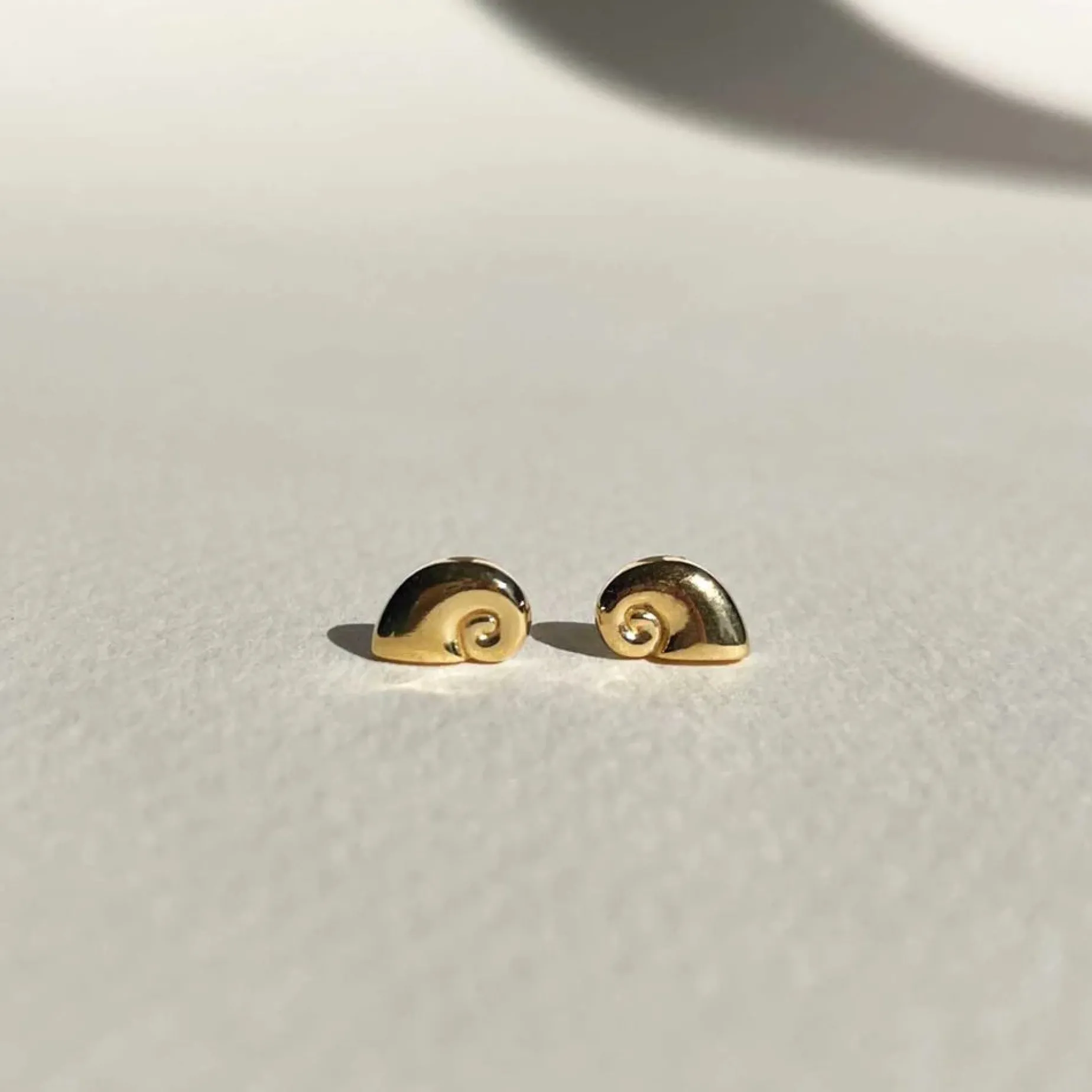 LT - Nautilus Stud GOLD